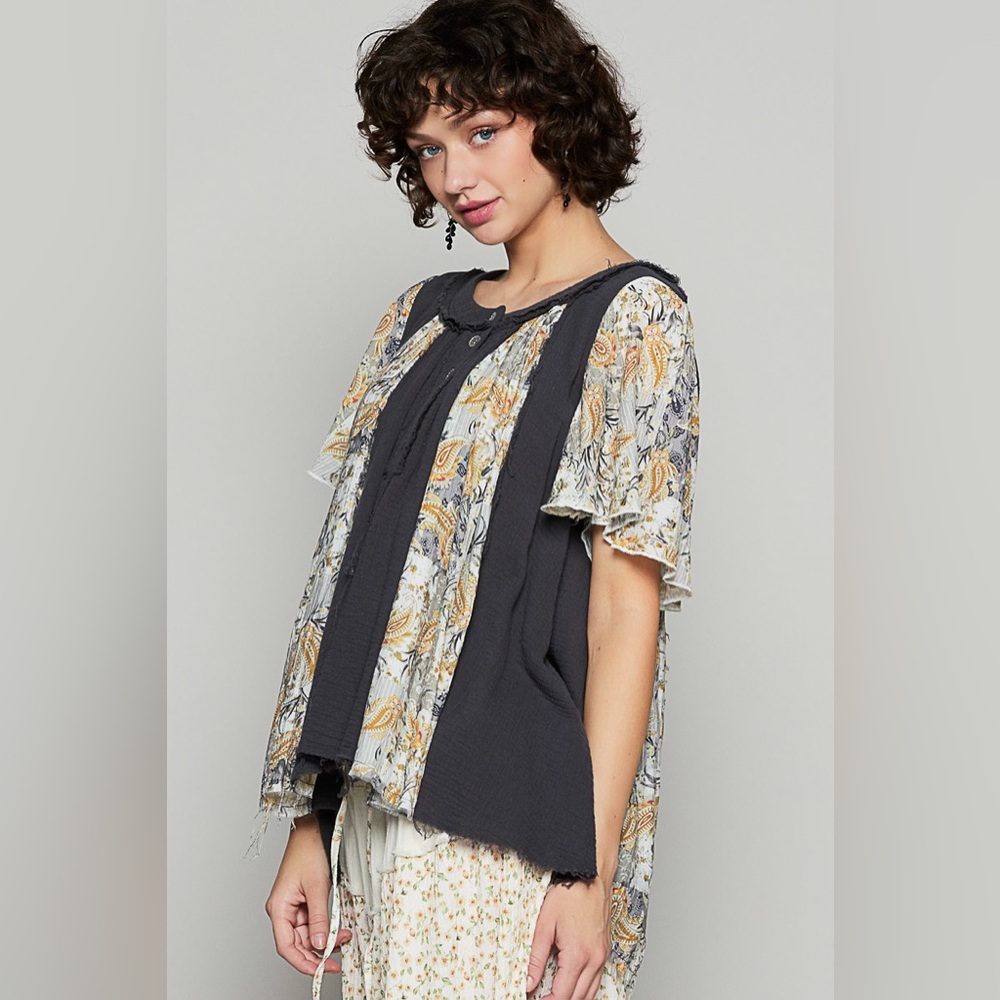 POL Dark Gray and Floral Panel Short Sleeve Peasant Blouse - Picture 4 of 10
